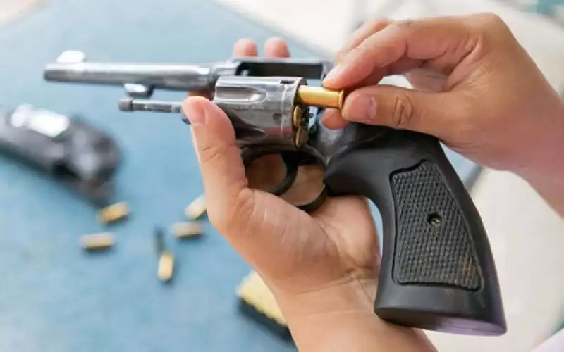 مواطن يطلق النار على نفسه بالخطأ