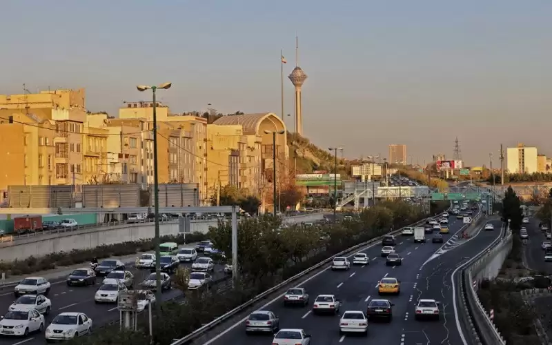 طهران تخفض إنتاج النفط للنصف وتركز