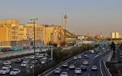 طهران تخفض إنتاج النفط للنصف وتركز