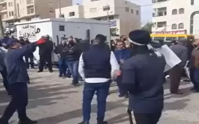 سائقو التطبيقات يعتصمون أمام هيئة النقل