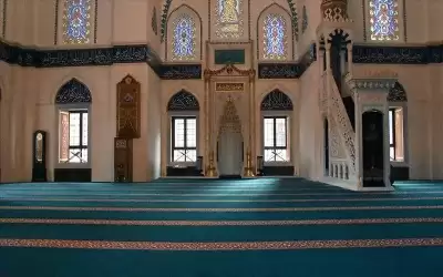 فرنسا تعلن إغلاق 21 مسجدا