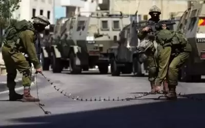 الاحتلال يداهم منزل أسير وينصب حاجزا