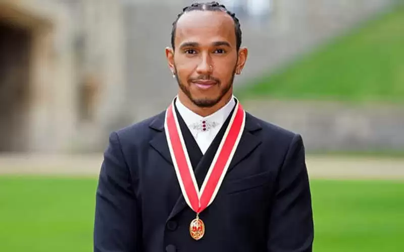 تكريم هاملتون بلقب (فارس)