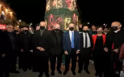 وزير السياحة يضيء شجرة عيد الميلاد