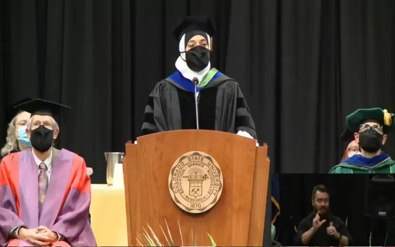 أردنية تلقي كلمة حفل خريجي جامعة