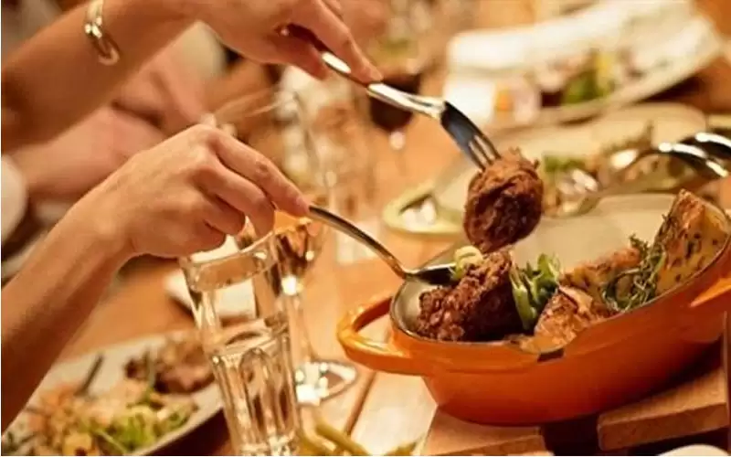 دراسة: الأكل مرة باليوم يحسن الصحة