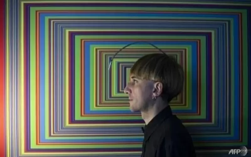 فنان يسمع الألوان ويستشعر الوقت