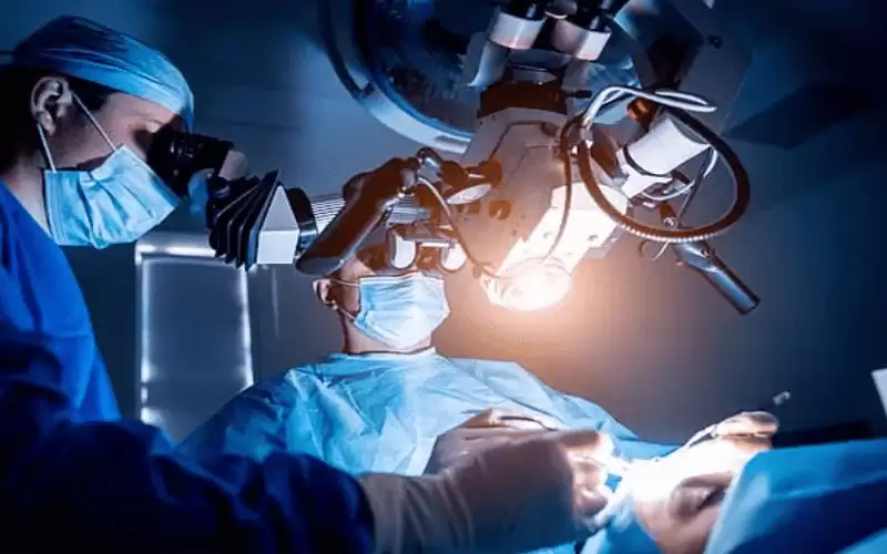 دراسة مفاجئة.. جراحو المخ ليسوا أكثر