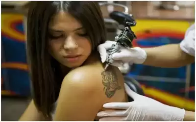 تصاب بحالة صحية غريبة بسبب وشم