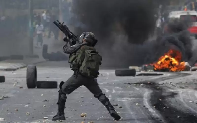 إصابة فلسطيني واعتقال 3 آخرين خلال