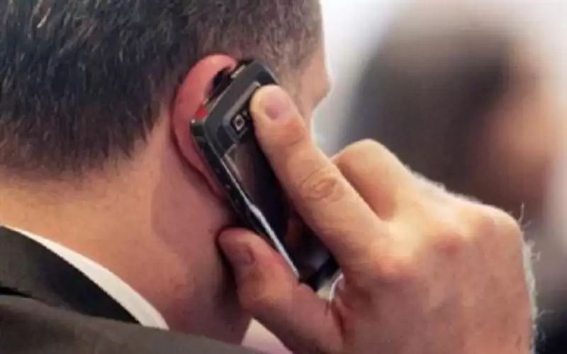 المخرج يترع الكأس قبل أن يهاتف