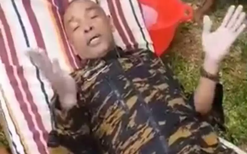 وزير يسبح 12 ساعة في البحر