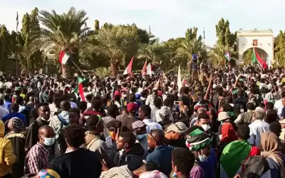 آلاف المتظاهرين في الخرطوم والشرطة تطلق