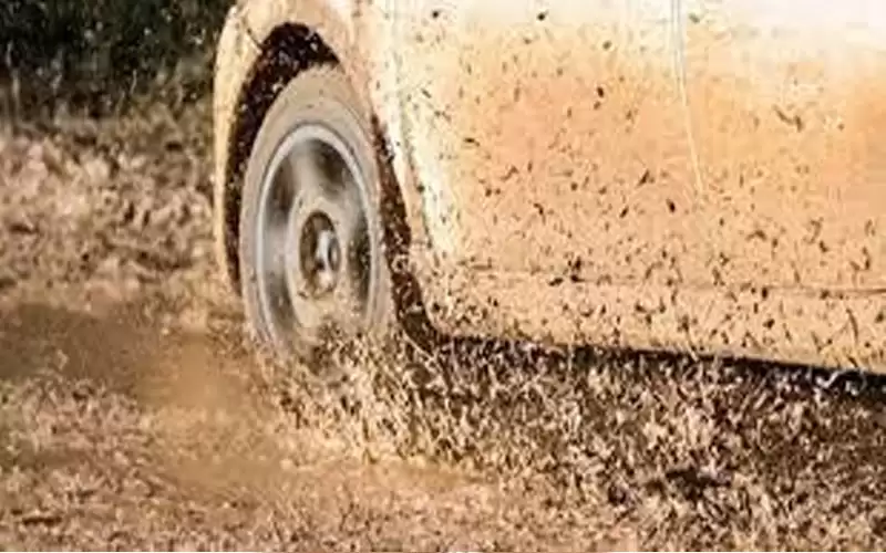 انقاذ عروسين علقا بالوحل داخل سيارة