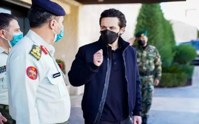 ولي العهد يزور خلية أزمة كورونا