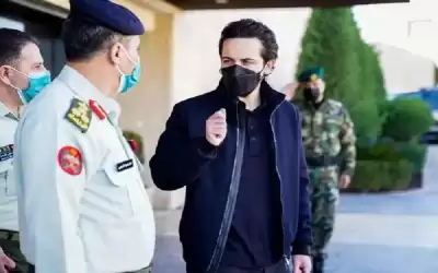 ولي العهد يزور خلية أزمة كورونا