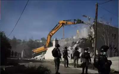 الاحتلال يهدم 10 منشآت تجارية شمال