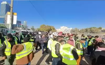 عاملون بالميناء يعتصمون أمام النواب