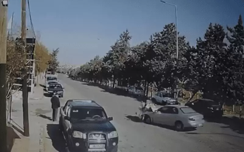 اصطدام دراجة رقيب سير بمركبة في