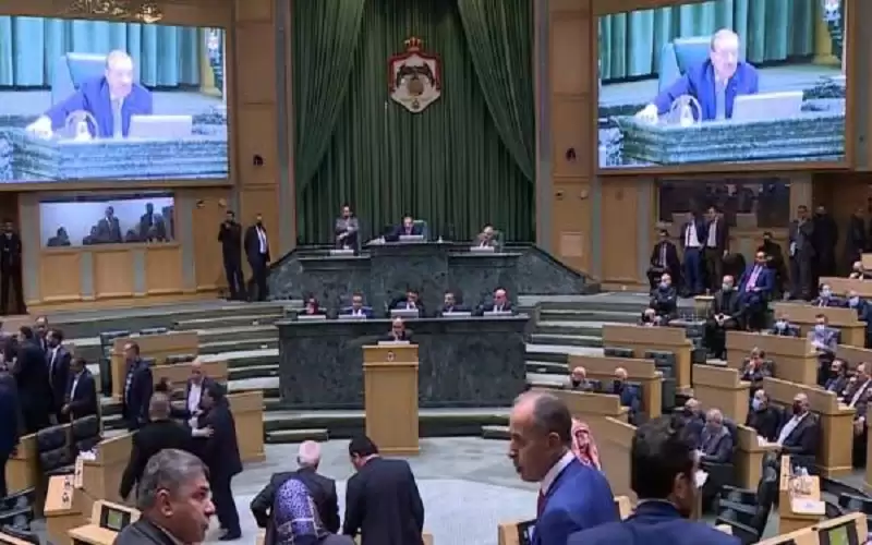 بعد مناوشات .. الدغمي يرفع جلسة