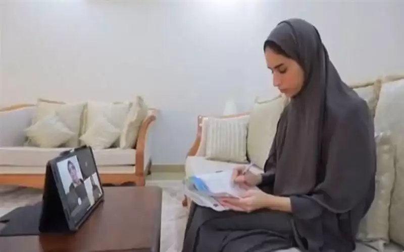 الإمارات تعود للتعليم عن بعد