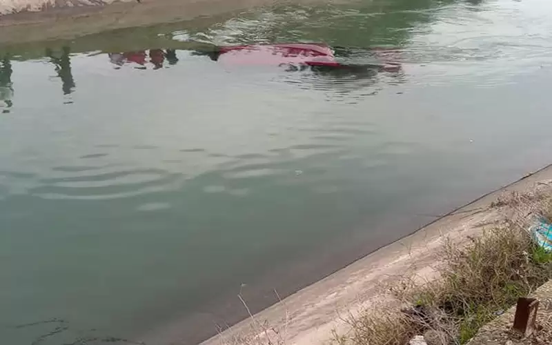 انتشال مركبة سقطت في قناة الملك