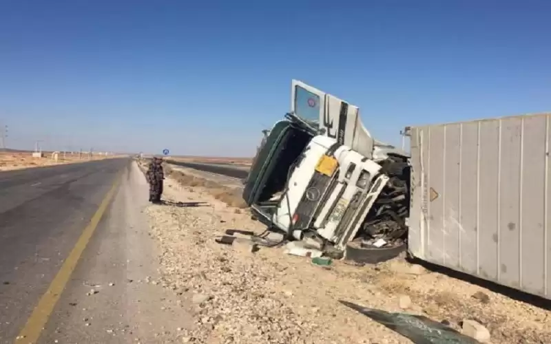 تصادم تريلا مع شاحنة على الصحراوي