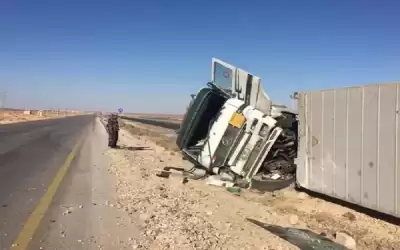 تصادم تريلا مع شاحنة على الصحراوي