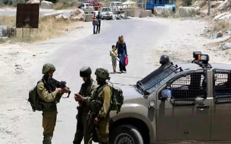 جيش الإحتلال يحاصر بلدة حزما ويعتقل