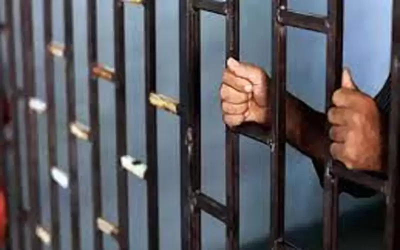 حبس ممرض أدخل بيانات لأشخاص غير