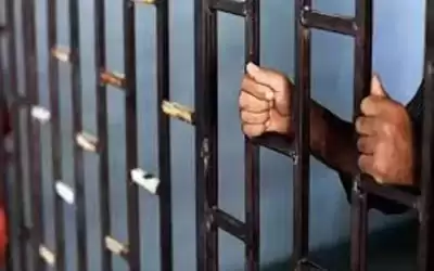 حبس ممرض أدخل بيانات لأشخاص غير