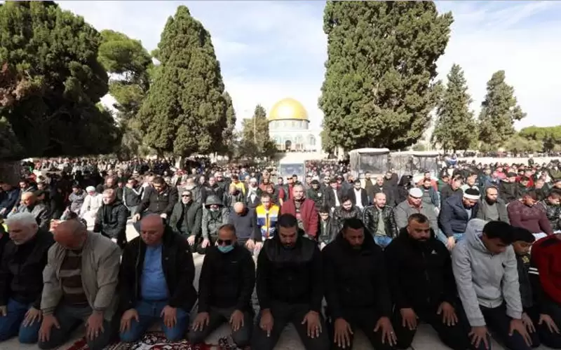 50 ألفا يؤدون صلاة الجمعة في