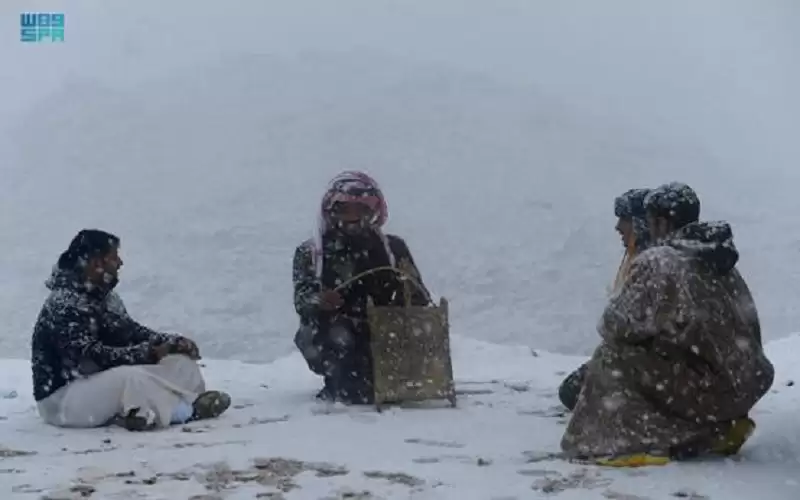 الثلوج تغطي جبل اللوز في السعودية