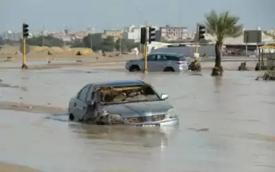 الأمطار تغرق شوارع الكويت وتعطل المدراس