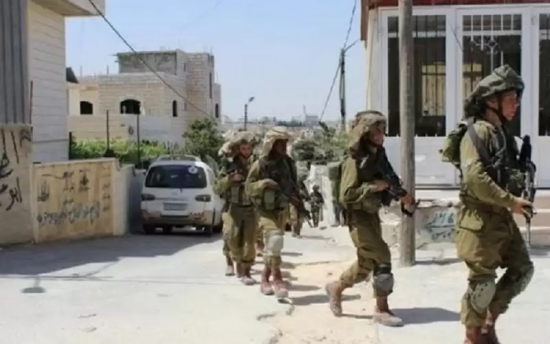 الاحتلال يستدعي مدير مدرسة ومعلمين شرق