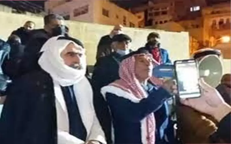 اعتصام ليلي في السلط رفضا للتعديلات