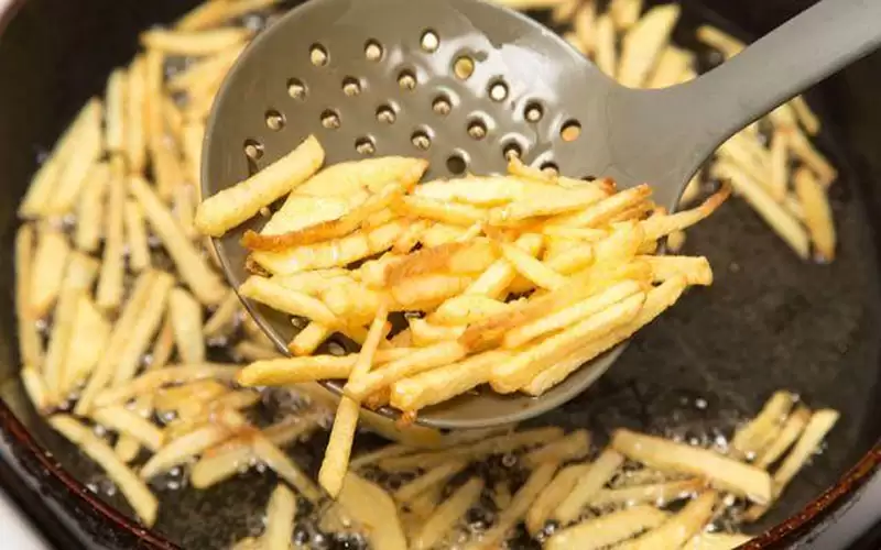 لماذا عليك تغطية المقلاة عند قلي