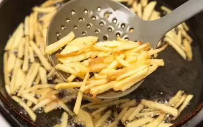 لماذا عليك تغطية المقلاة عند قلي