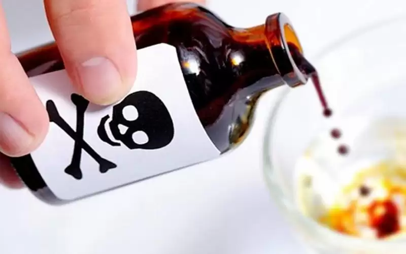 موظفة تضع السم لمديرها في القهوة