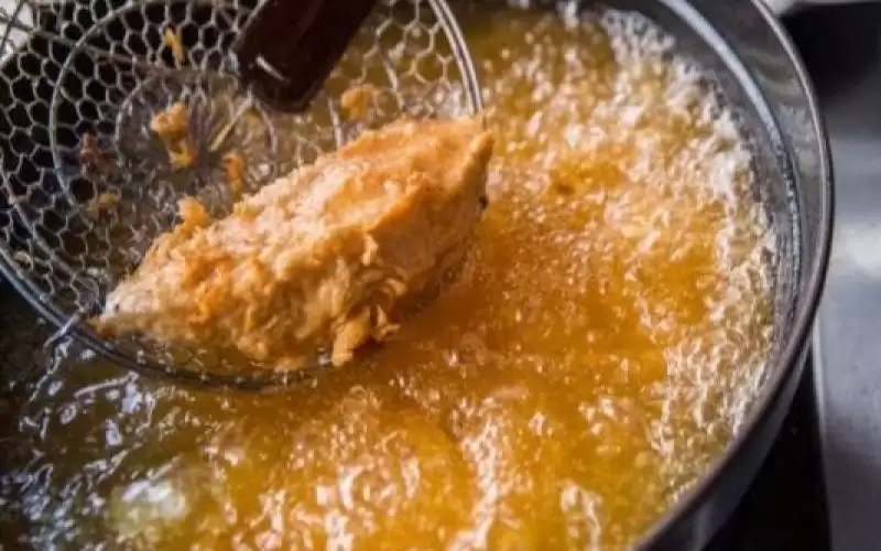 أضراره خطيرة.. تجنبي تكرار القلي بالزيت