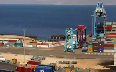تخزين حاوية في العقبة يوميا يعادل