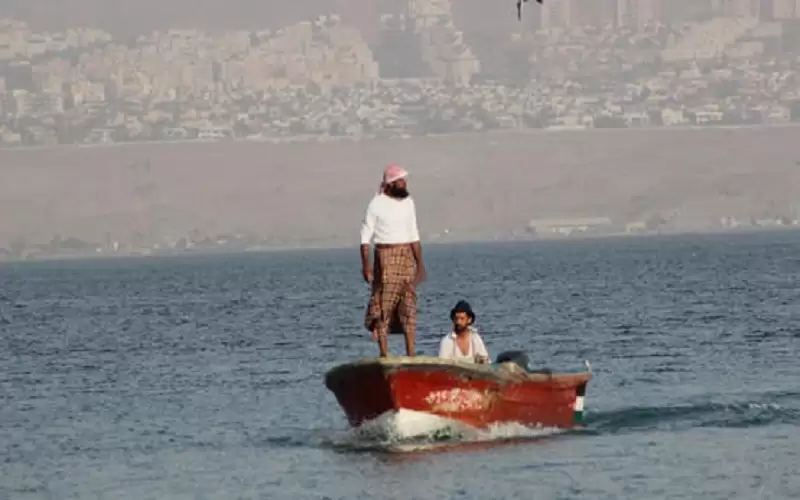 إيقاف حركة القوارب الزجاجية والصيد في