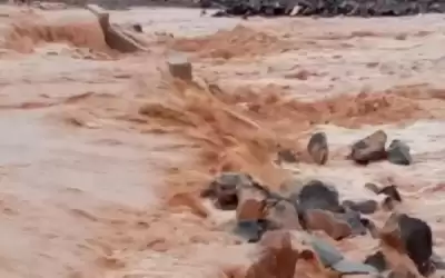 السيول تجرف مركبة بداخلها شخص في