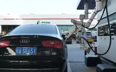 روبورت لتزويد السيارات بالوقود في الصين