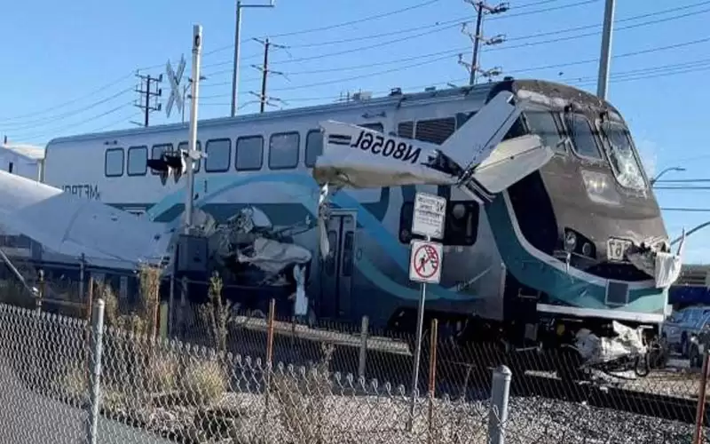 حادث بين قطار وطائرة في كاليفورنيا‎‎