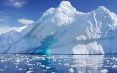 لحظة مرور جبل جليدي بجانب قرية