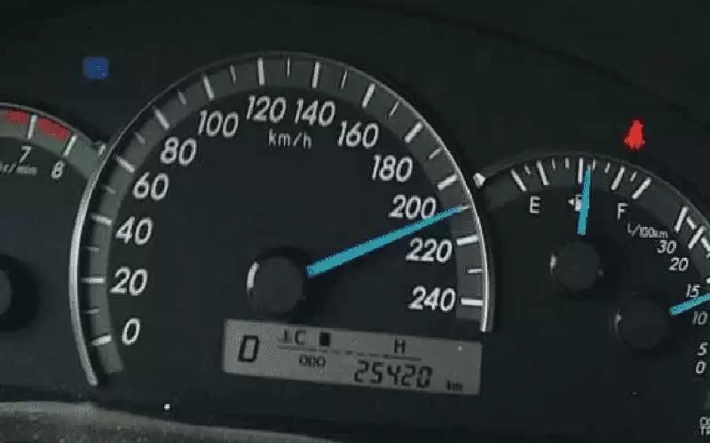 ضبط مركبة تسير بسرعة جنونية على