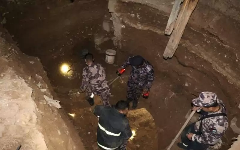 وفاة شخص ونجاة اخر اثر انهيار