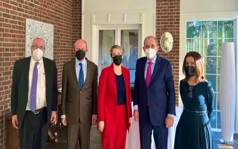 الصفدي يلتقي مساعدة وزير الخارجية الأمريكي