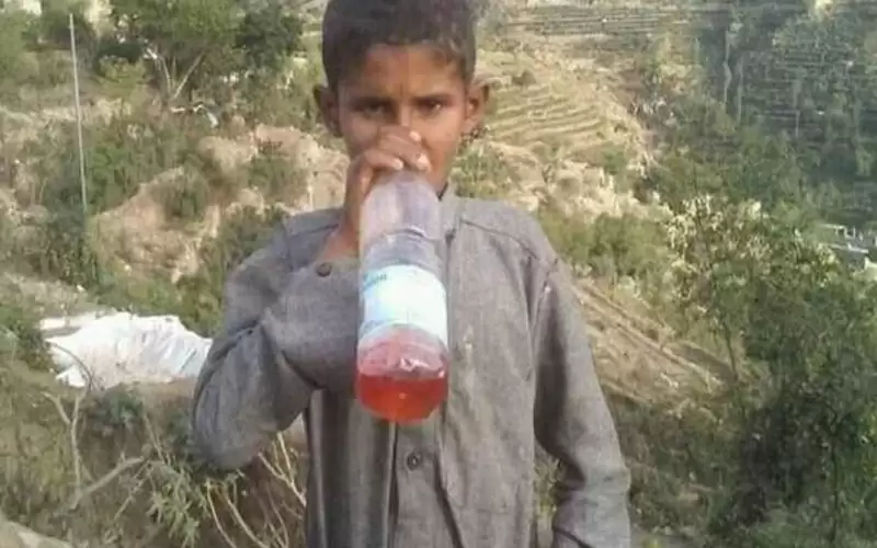 طفل يمشي بإستنشاق البنزين ويغمى عليه